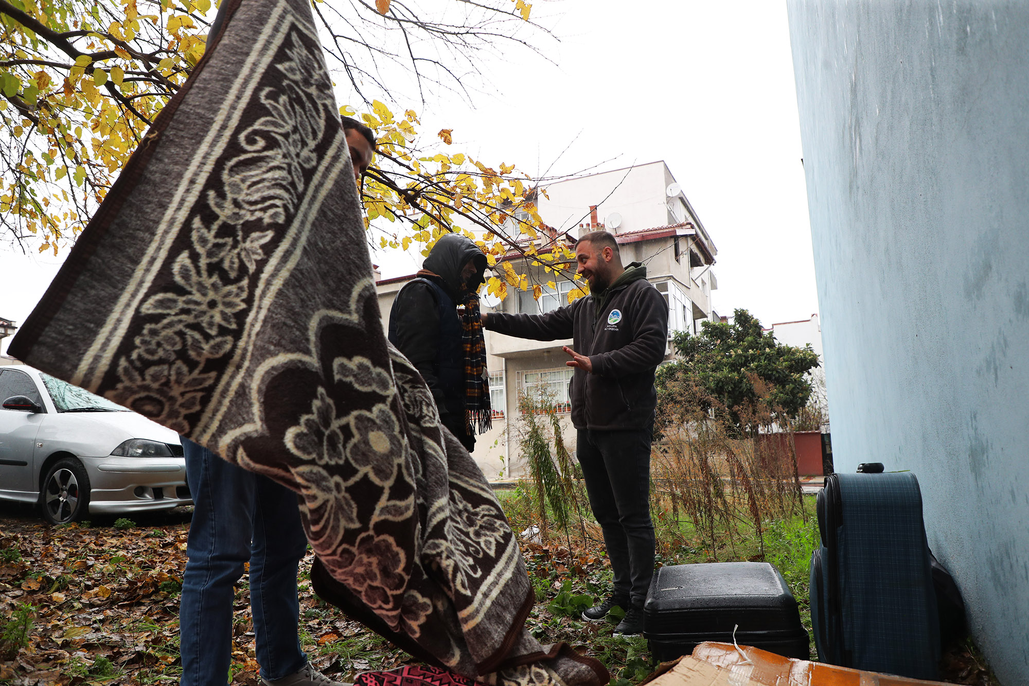 Soğuk kış gününde sokaktaki kimsesizlerin ailesi Büyükşehir