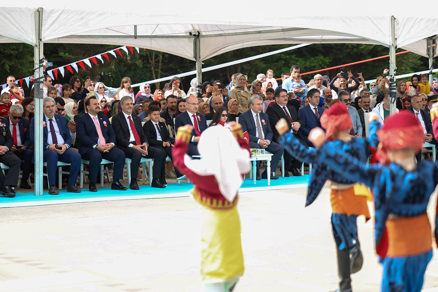 Alemdar miniklerin bayram coşkusuna ortak oldu: “Gözlerinizdeki ışık hiç solmasın”
