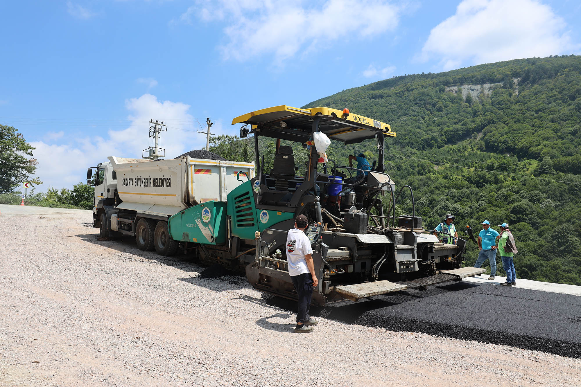 Büyükşehir, Sapanca’da heyelan riskine karşı yolu güçlendirdi, ulaşımı yeniledi