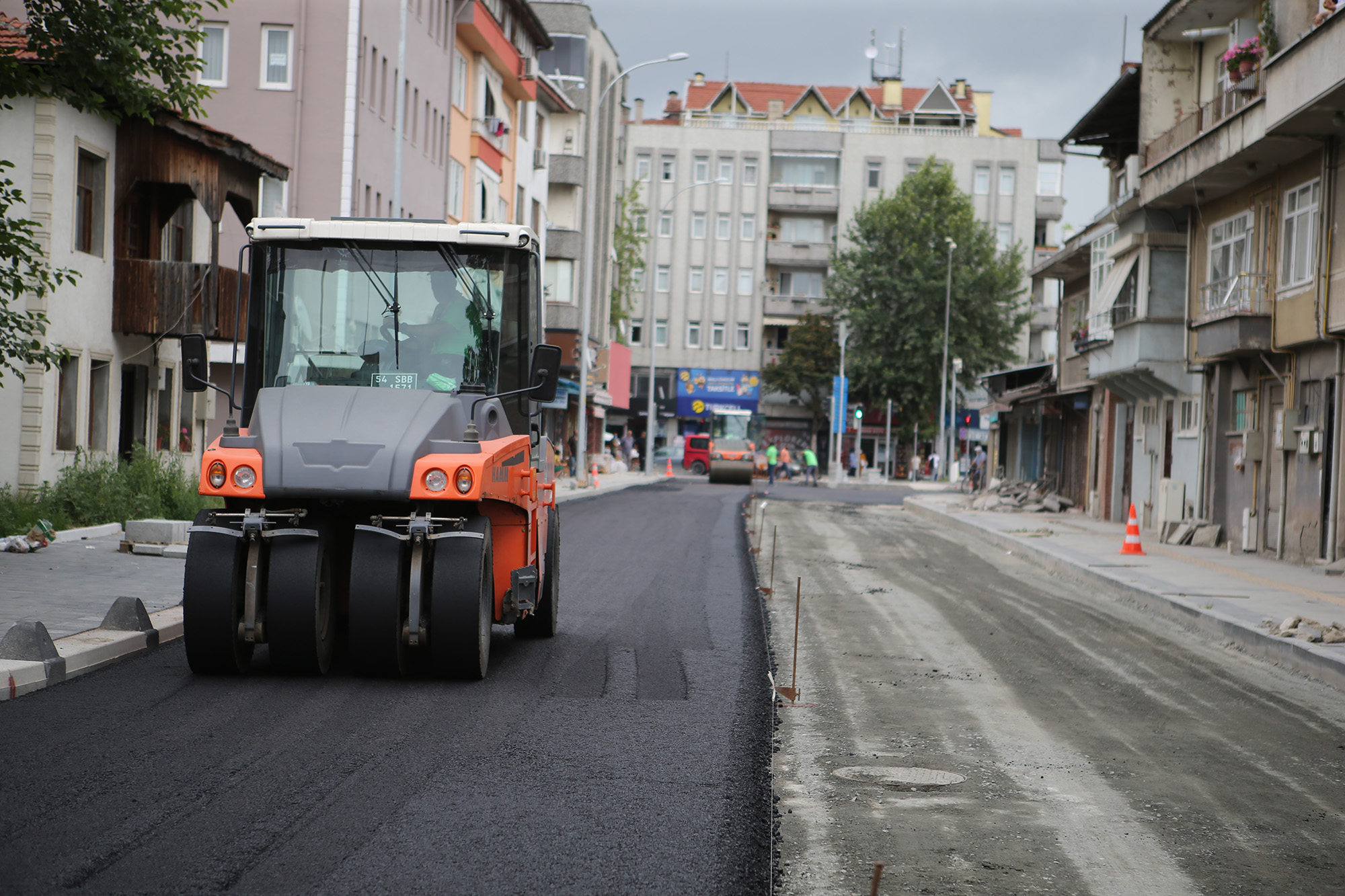 Erenler’in o caddesinde asfalt çalışmaları başladı