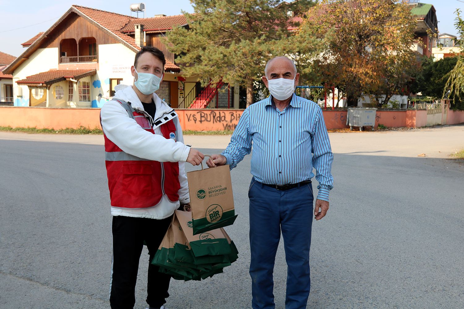 Maske ve dezenfektan dağıtımı Akyazı’da devam ediyor