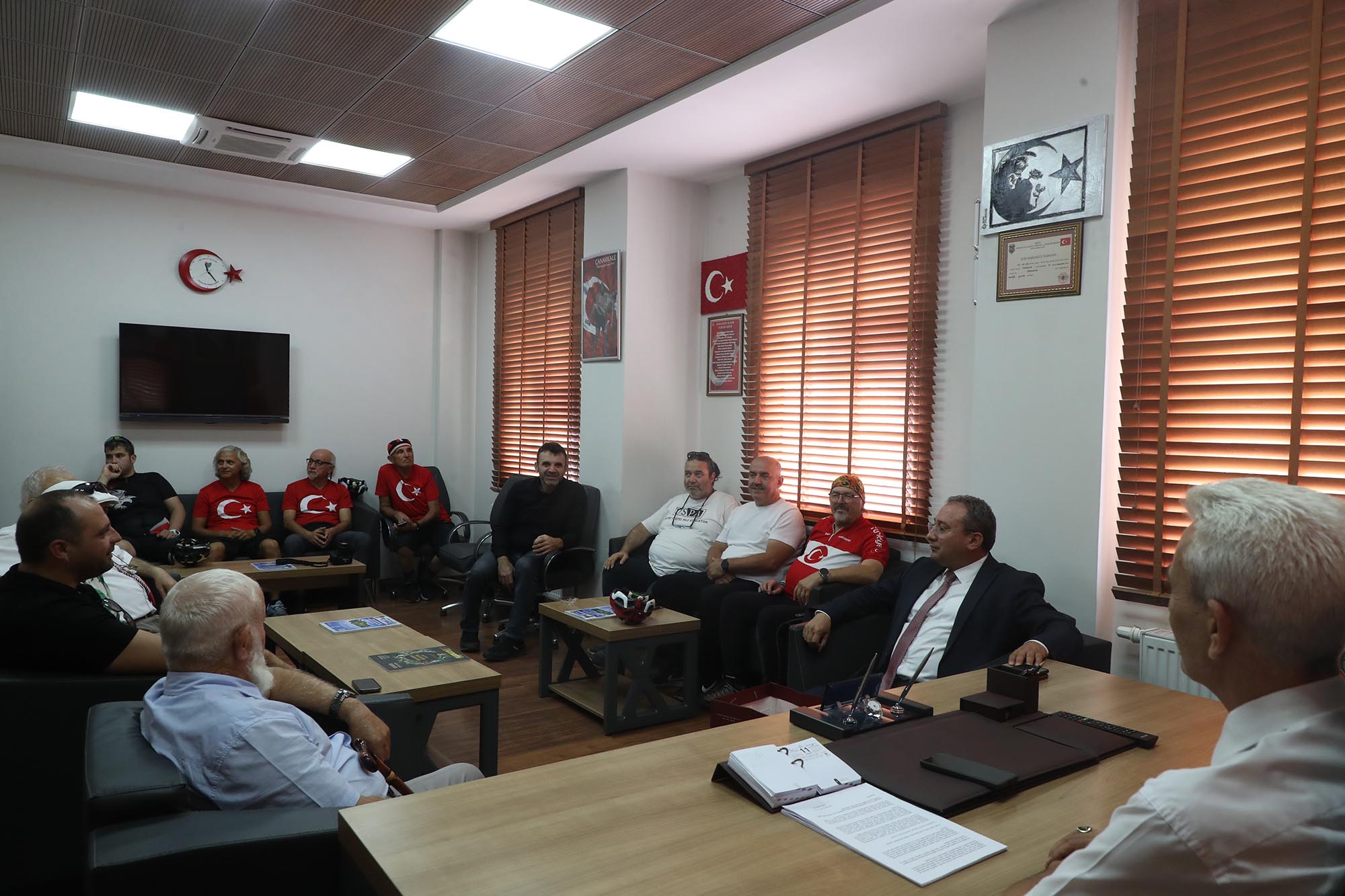 Büyükşehir kahraman gazileri unutmadı: Şanlı Türk Bayrağı hediyesiyle vefa örneği