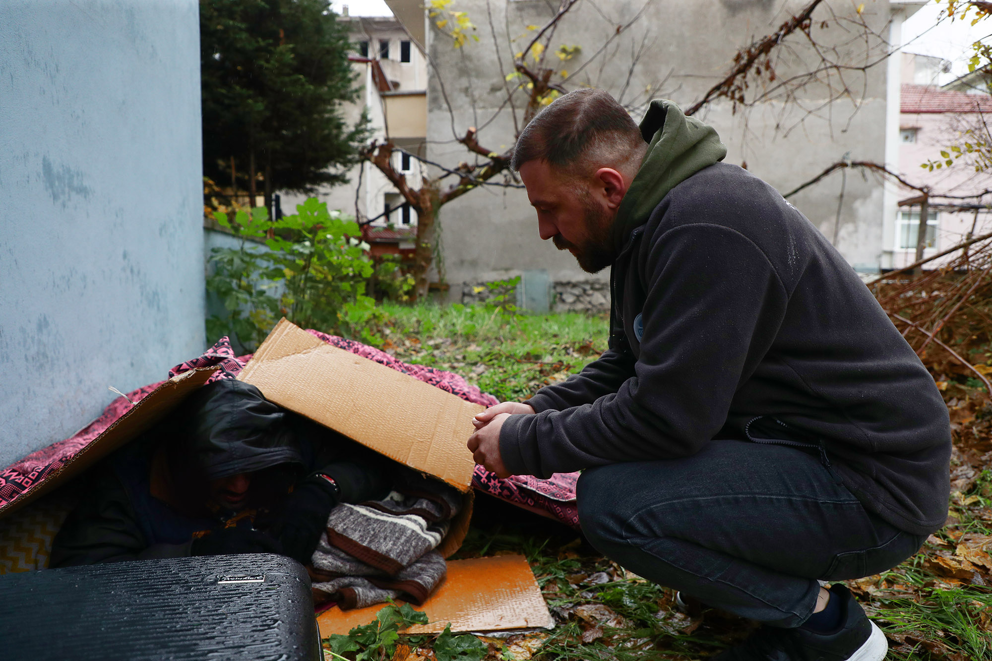 Soğuk kış gününde sokaktaki kimsesizlerin ailesi Büyükşehir