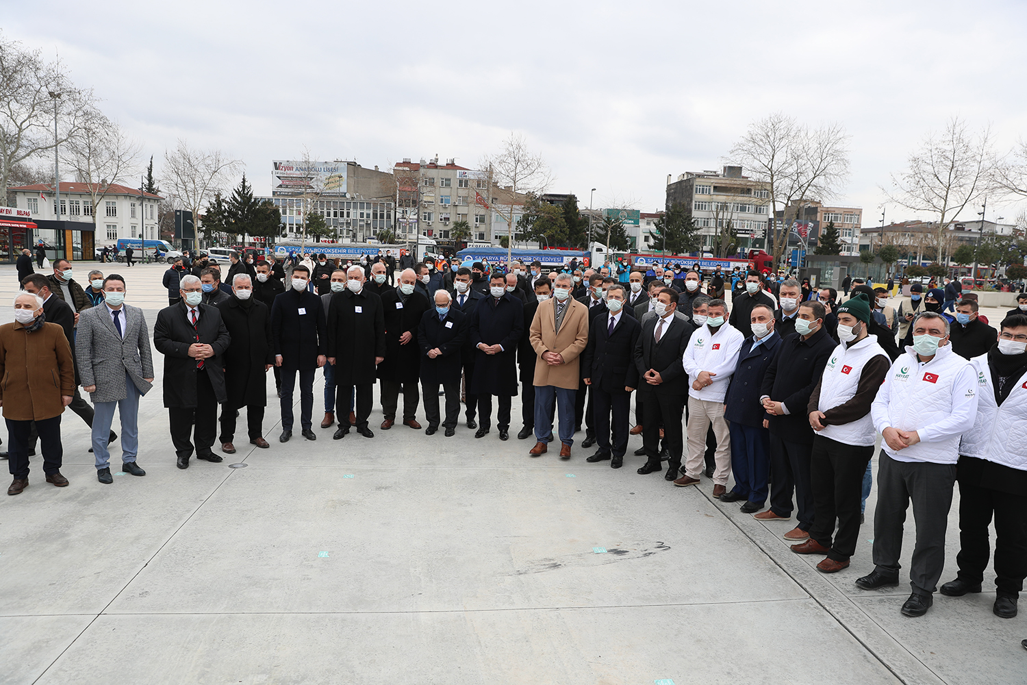 11 tır yardım malzemesi Demokrasi Meydanı’ndan yola çıktı