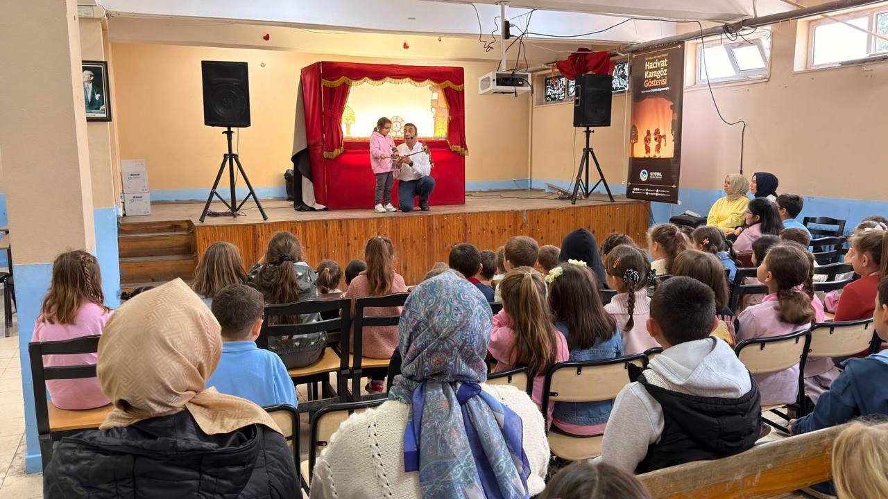 Minik öğrenciler “Bir Hikaye Bin Neşe” programıyla doyasıya eğlendi