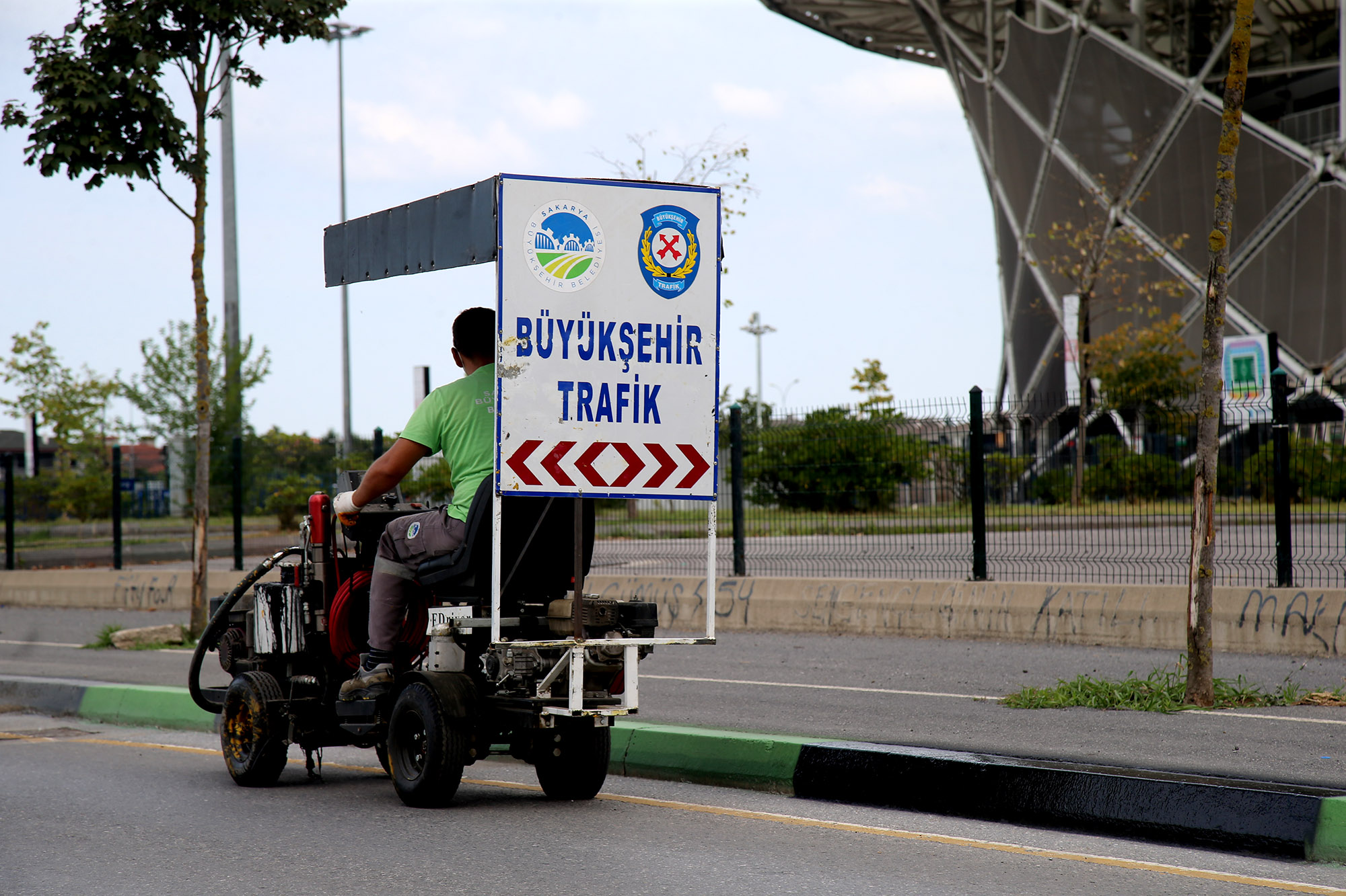 Büyükşehir’den şehrin önemli güzergâhlarına estetik dokunuş