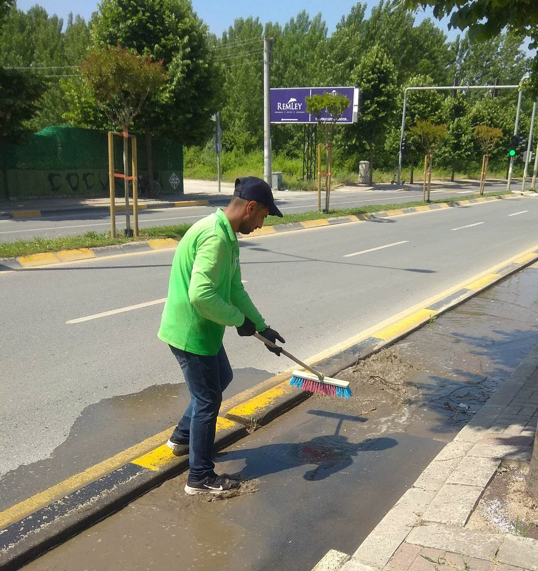 Temizlik çalışmalarıyla bisiklet yolları daha güvenli hale getiriliyor