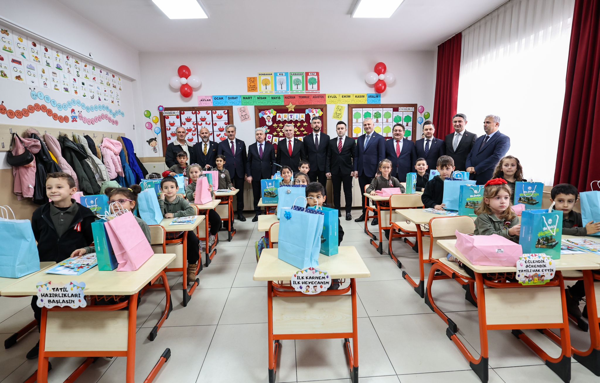 Yusuf Alemdar çocukların karne sevincini paylaştı: “Geleceğe doğru attığınız her adımda yanınızda biz olacağız”