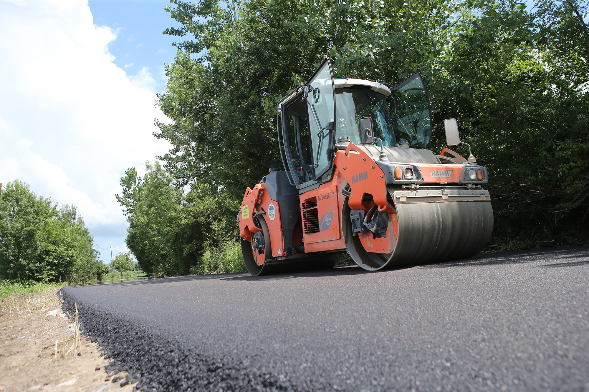 Karasu’da yollar bayrama hazırlanıyor