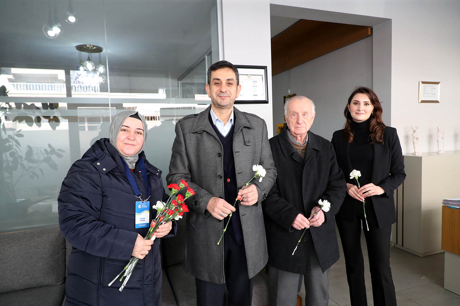 Büyükşehir yine yürekleri ısıttı: Kandilde bir karanfil, bir tebessüm…
