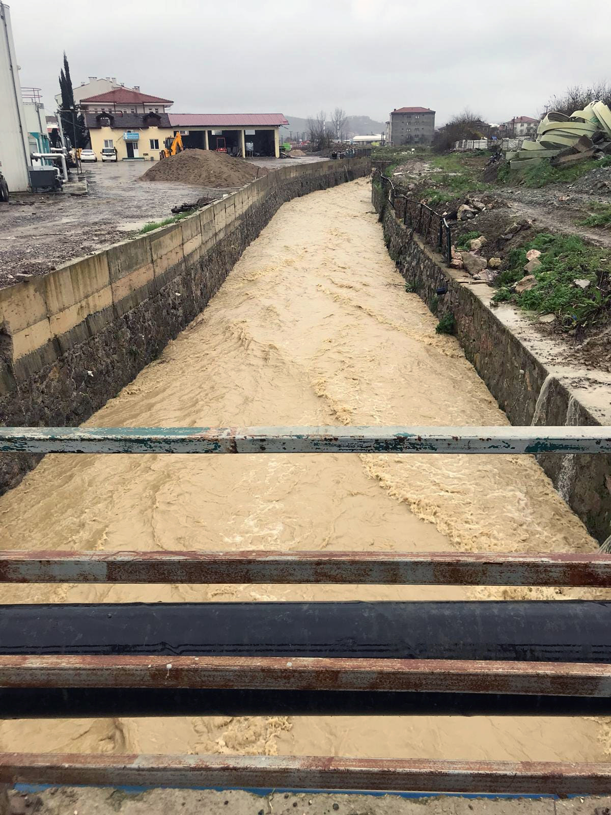 SASKİ ekipleri yoğun yağışlara karşı sahada