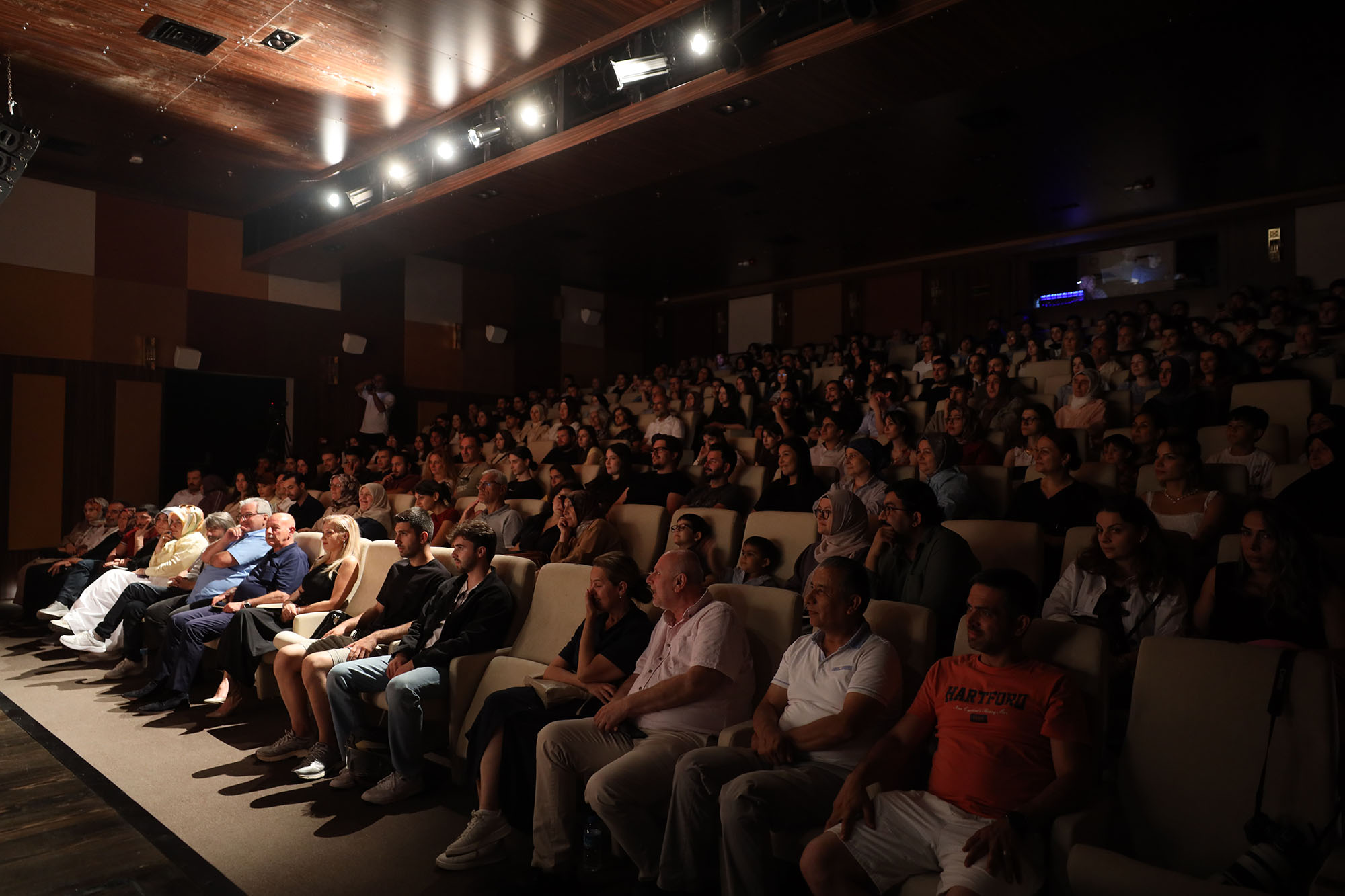 Genç Sahne’den alkış alan final: 6 aylık emek “Kapılar” ile sahneye taşındı