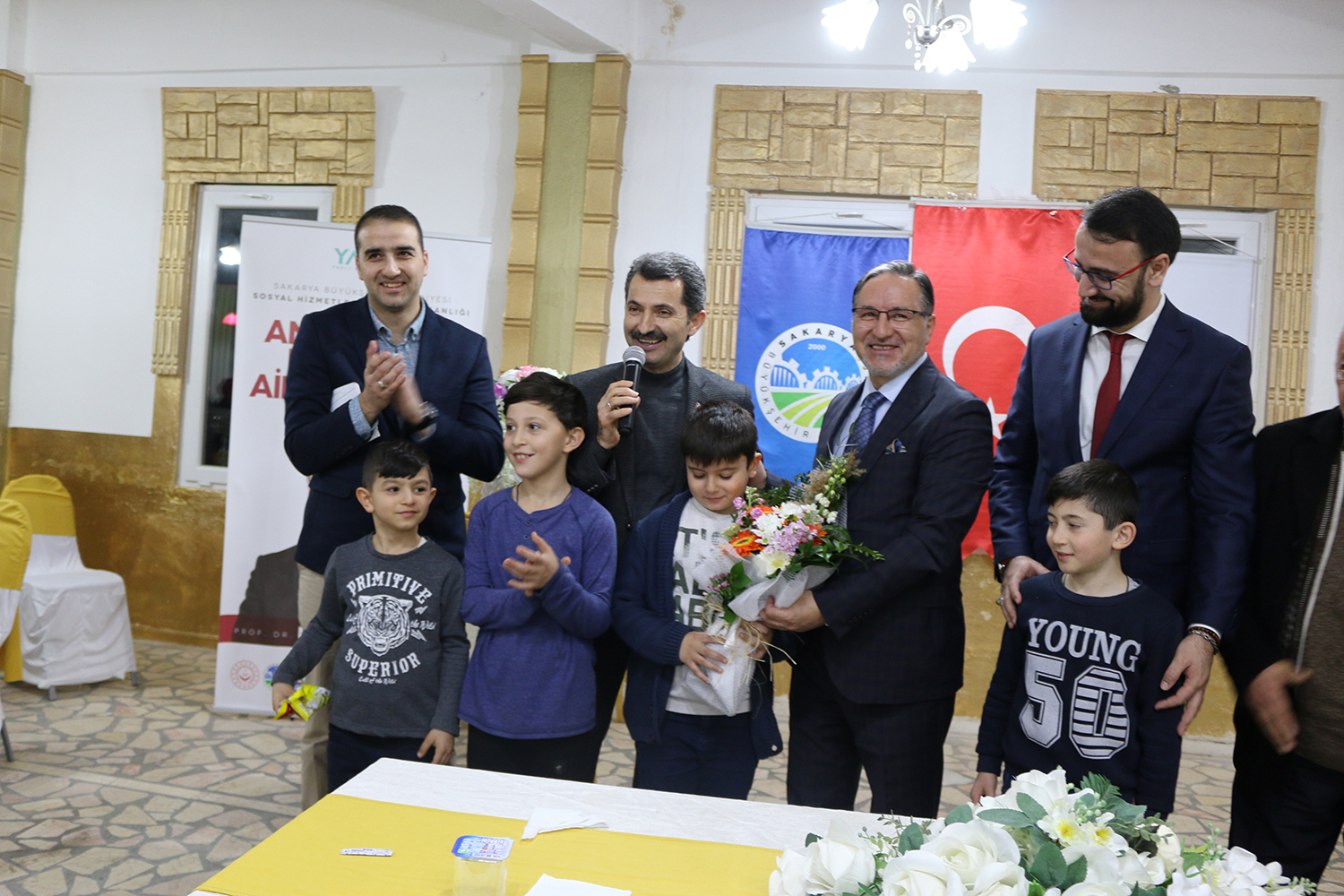 Çocuklarına şekil veren anne babadır