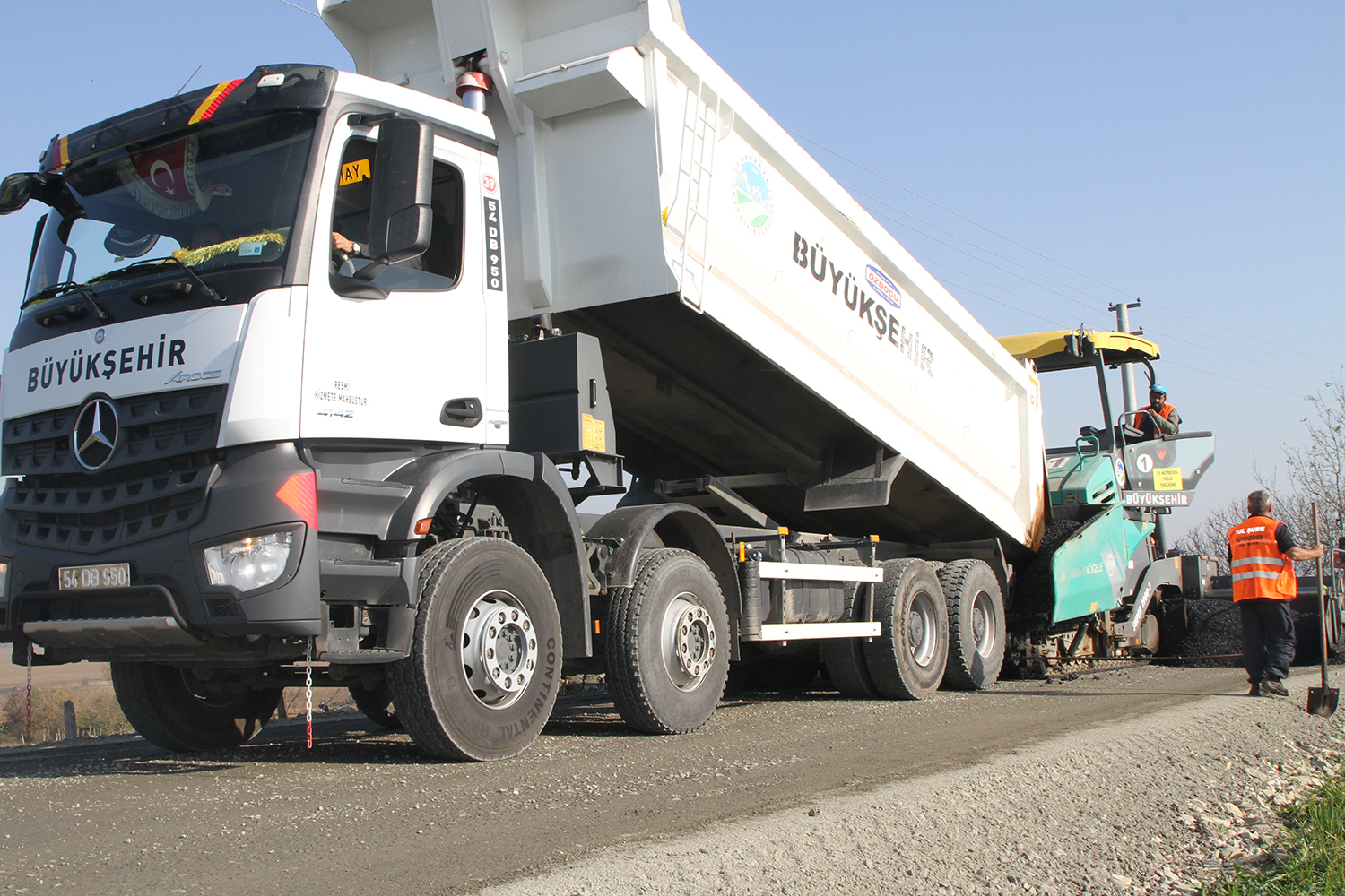 Kaynarca İmamlar’da yollar yenilendi