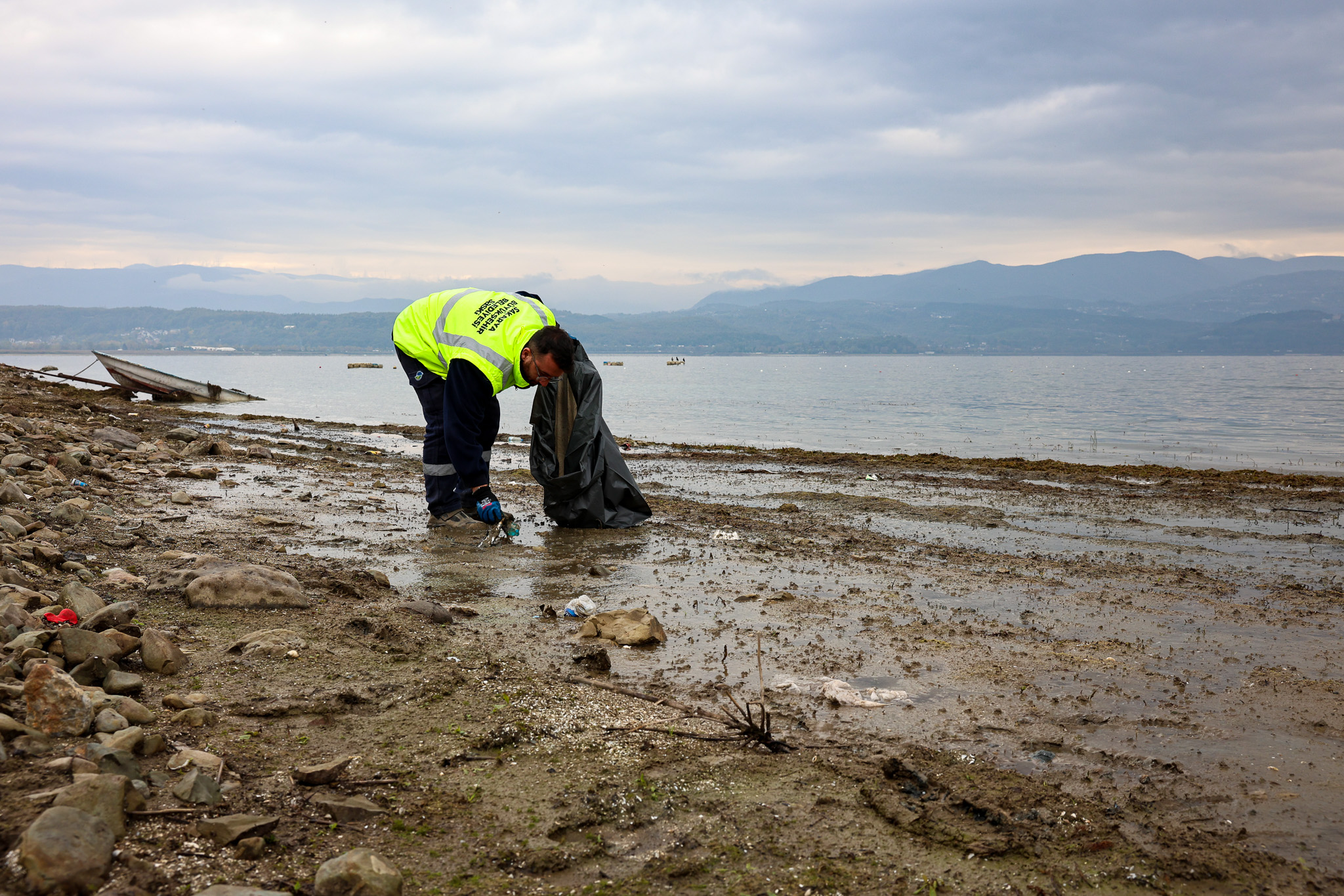 Sapanca Gölü kıyılarında ekosistemi koruyan temizlik çalışması sürüyor