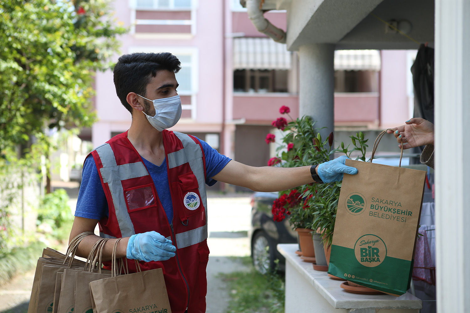 Maske ve dezenfektanlar evlere ulaşıyor