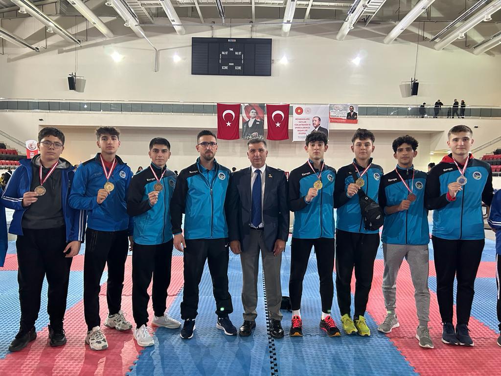 Büyükşehir karate sporcuları madalyaları topladı