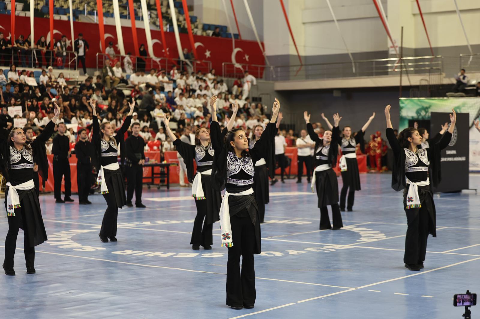 “Gençlerimizin yanında oluyor, onların sporla, sanatla ve eğitimle iç içe büyümesi için gereken desteği sunuyoruz”