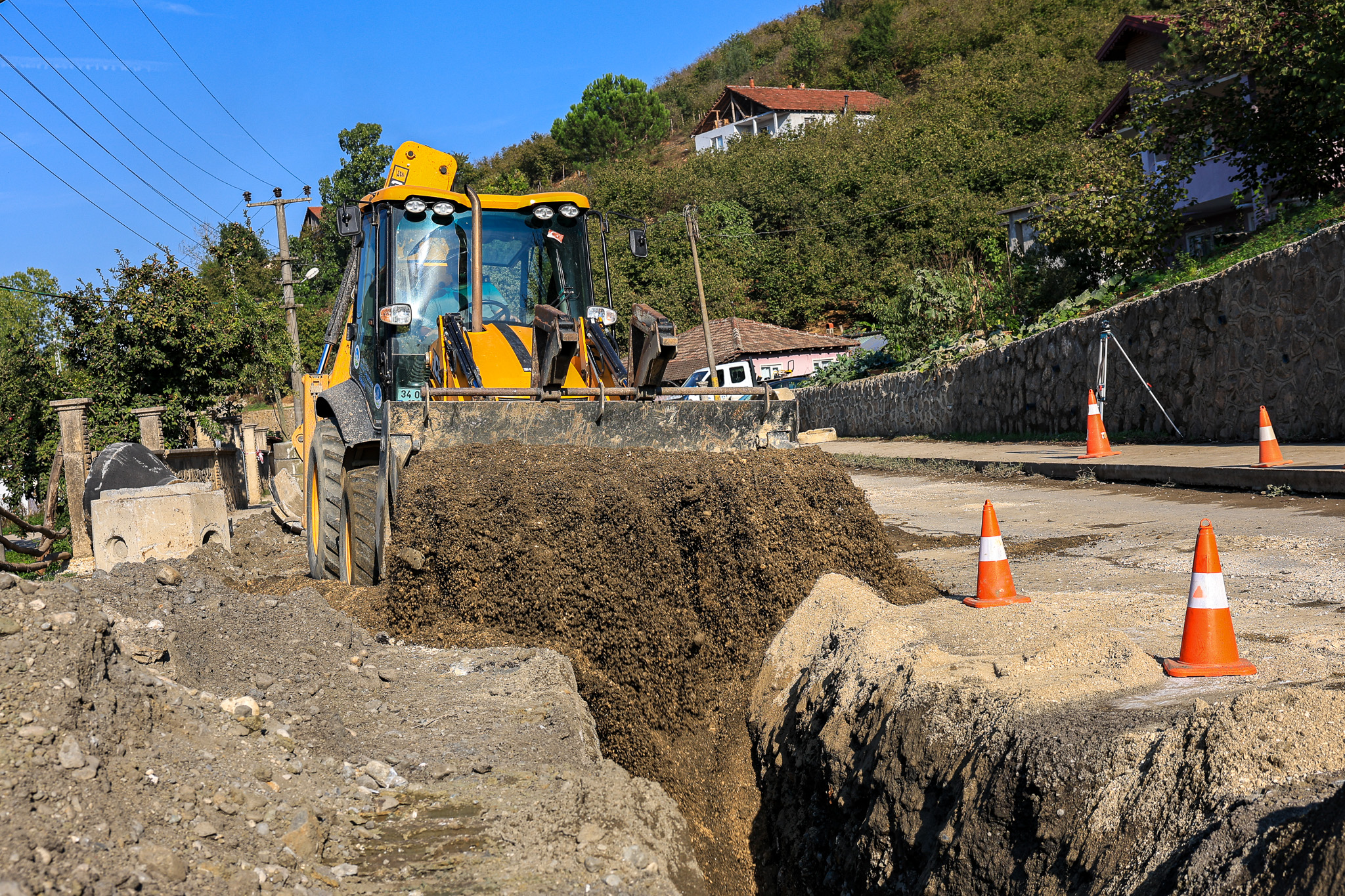 Akyazı’da devam eden 9 bin metrelik altyapı projesinde 6 ekip aynı anda çalışıyor