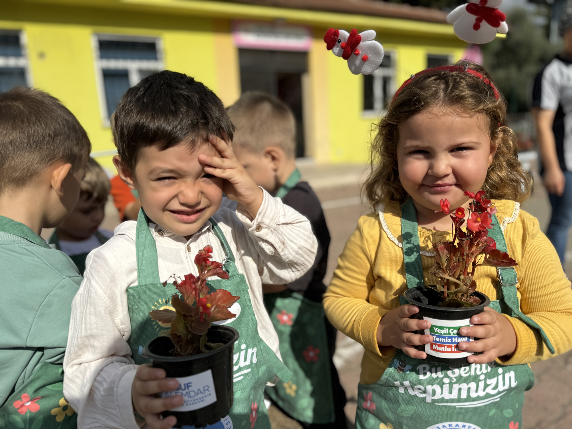 Minik bahçıvanlar çiçeklerle geleceği şekillendiriyor 