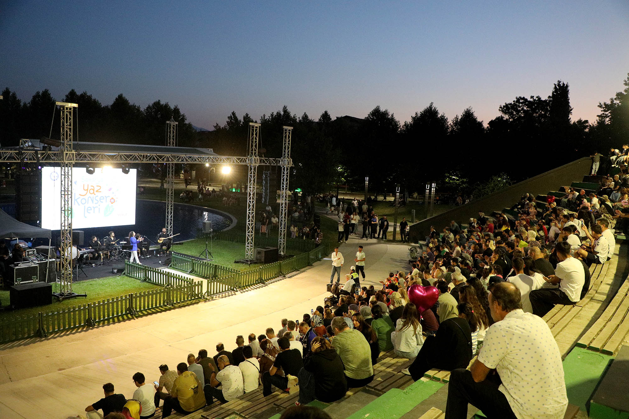 Büyükşehir’in yaz konserleri Millet Bahçesi’nde festival havasına dönüştü: Elif Kayacan’dan unutulmaz performans