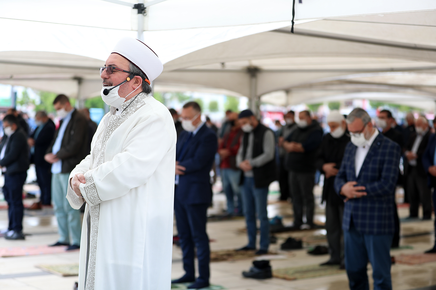 74 gün sonra cemaatle ilk 'Cuma Namazı'