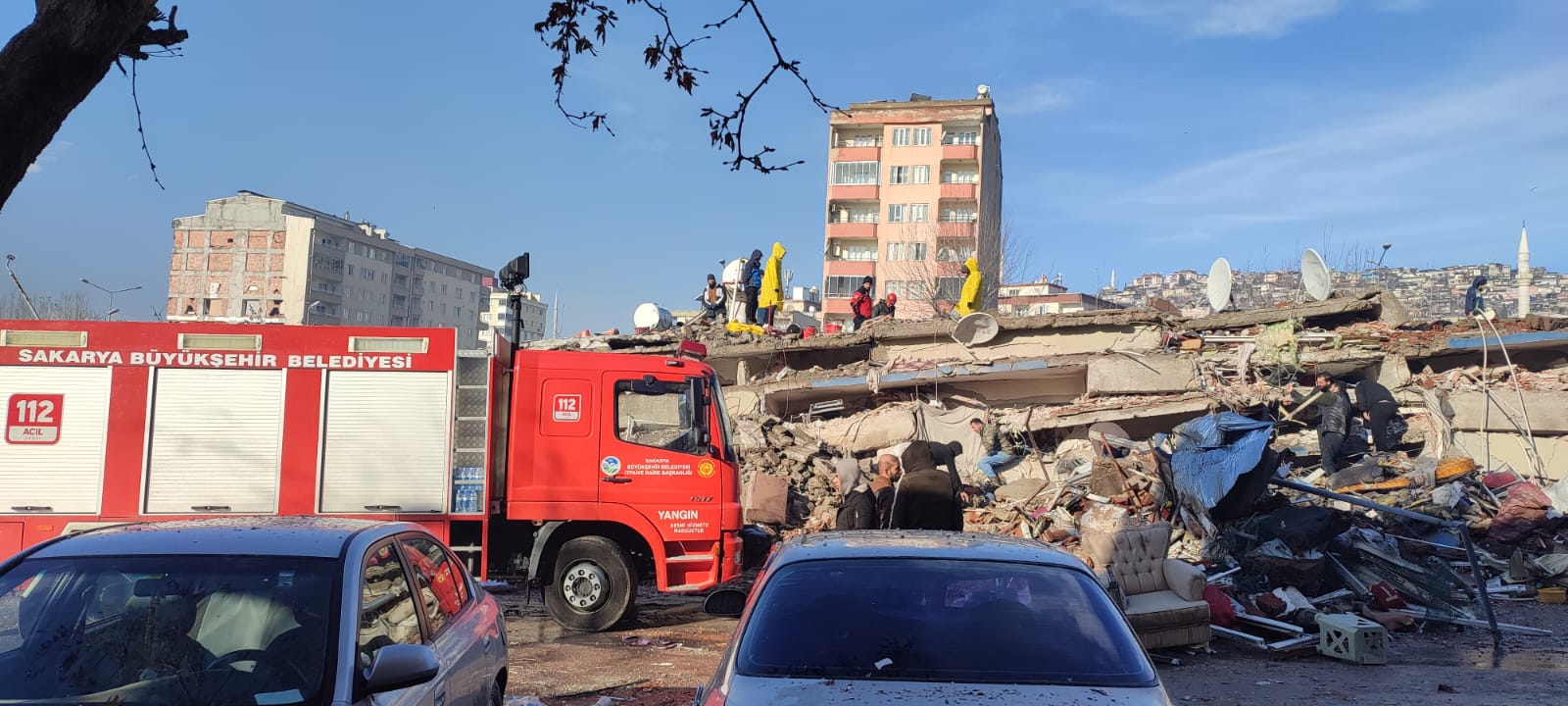 Büyükşehir itfaiyesi deprem bölgesinde hayat kurtarmaya devam ediyor