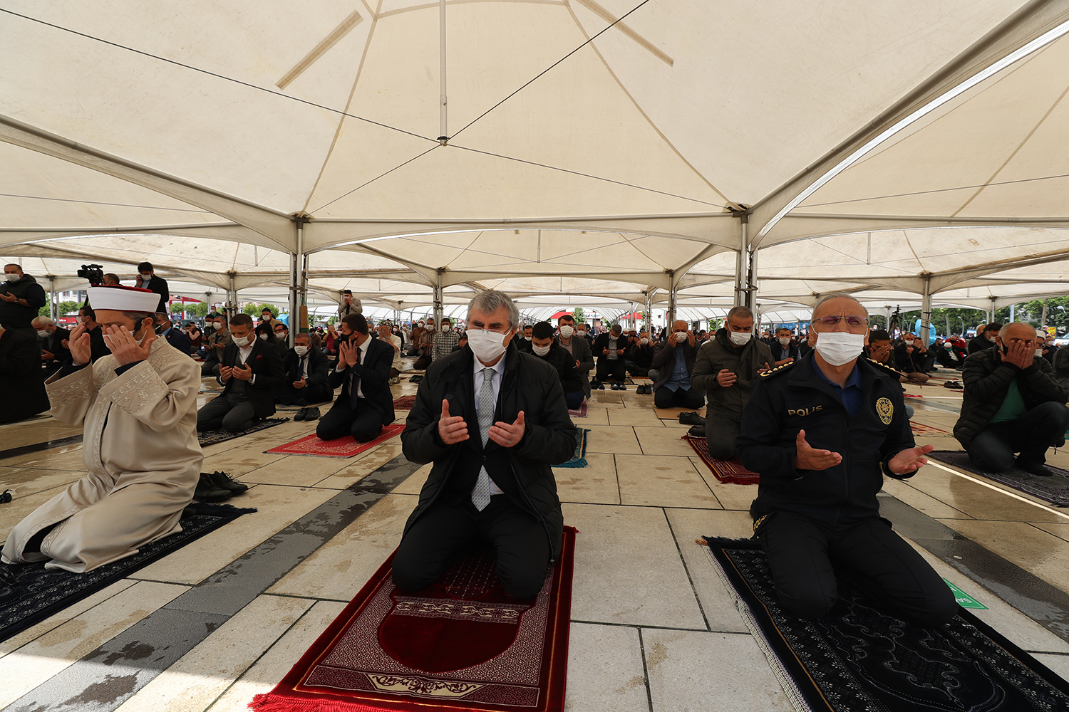 74 gün sonra cemaatle ilk 'Cuma Namazı'