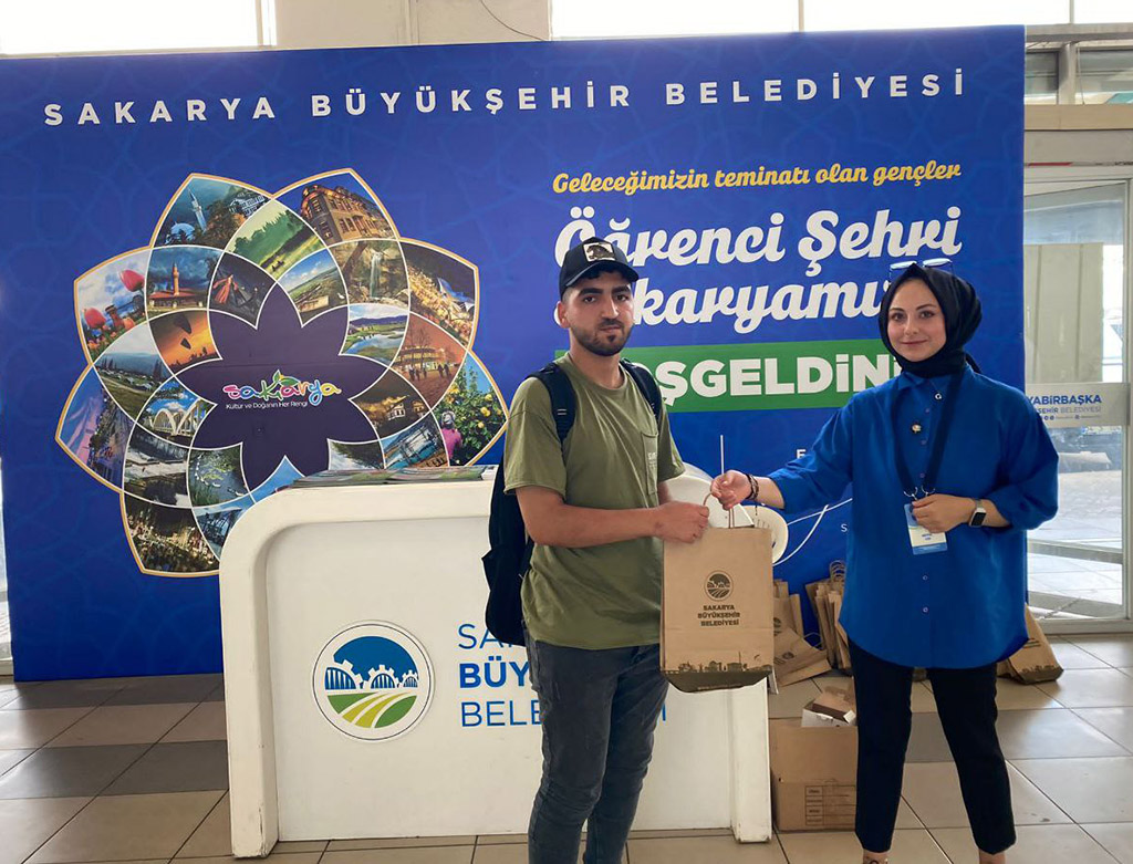 Büyükşehir üniversite kaydını yaptırmak için şehre gelen öğrencileri karşıladı