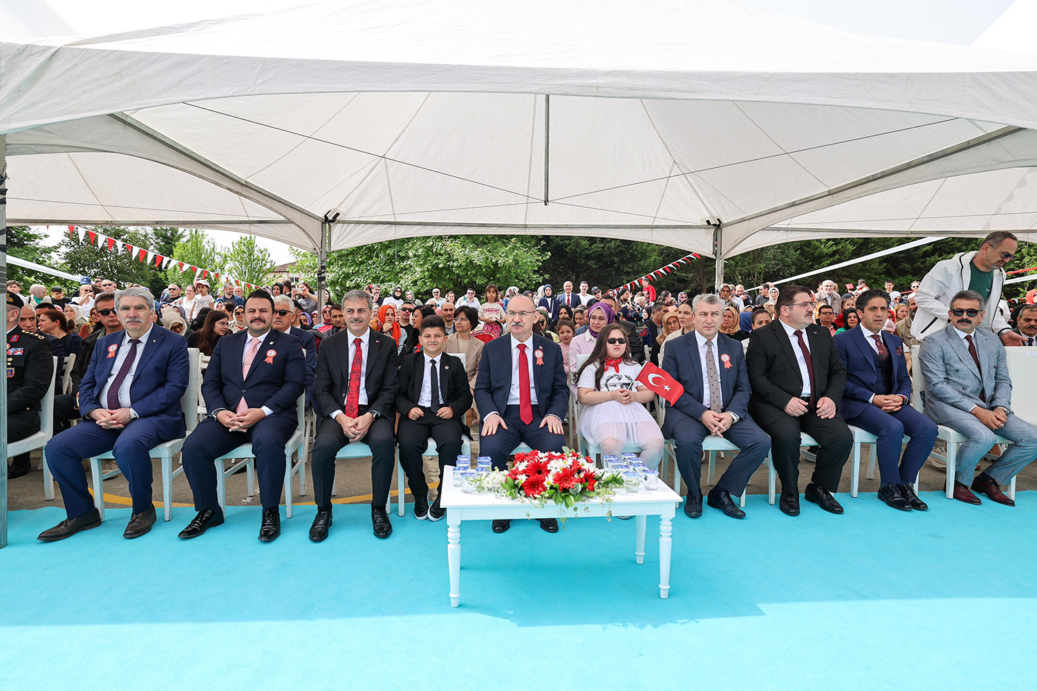 Alemdar miniklerin bayram coşkusuna ortak oldu: “Gözlerinizdeki ışık hiç solmasın”