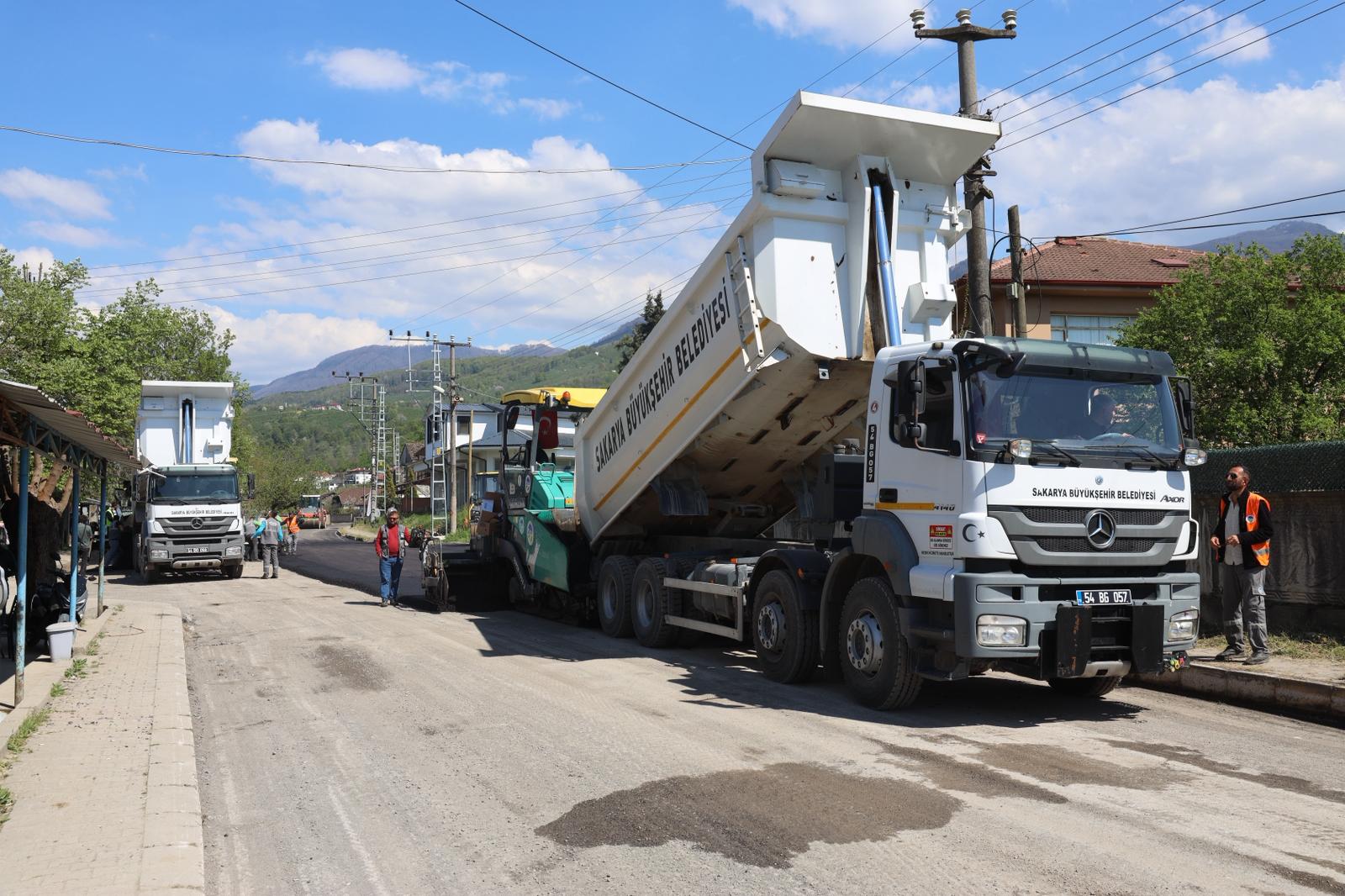 Büyükşehir asfalt sezonunu Akyazı’da açtı: 3 mahalleyi kapsayan 8 kilometrelik yol sıcak asfaltta buluşuyor