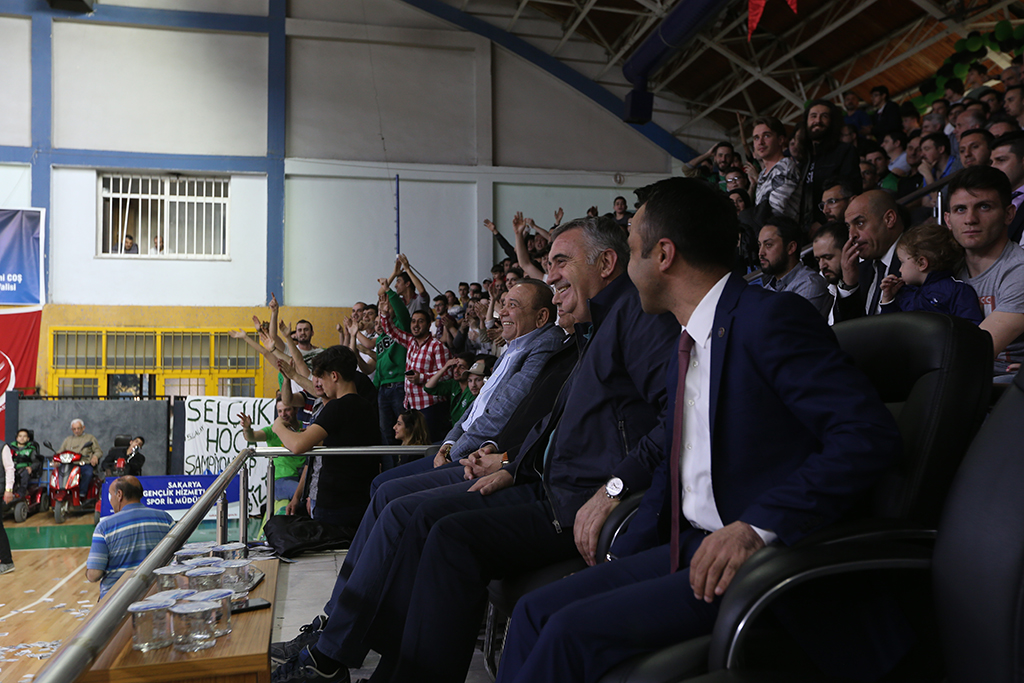 Dev Adamlar seriye galibiyetle başladı