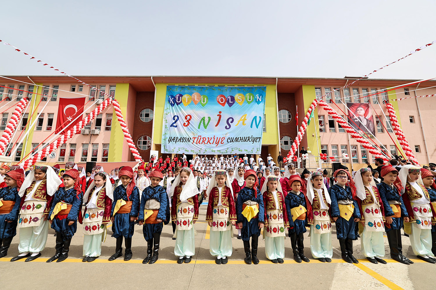 Alemdar miniklerin bayram coşkusuna ortak oldu: “Gözlerinizdeki ışık hiç solmasın”