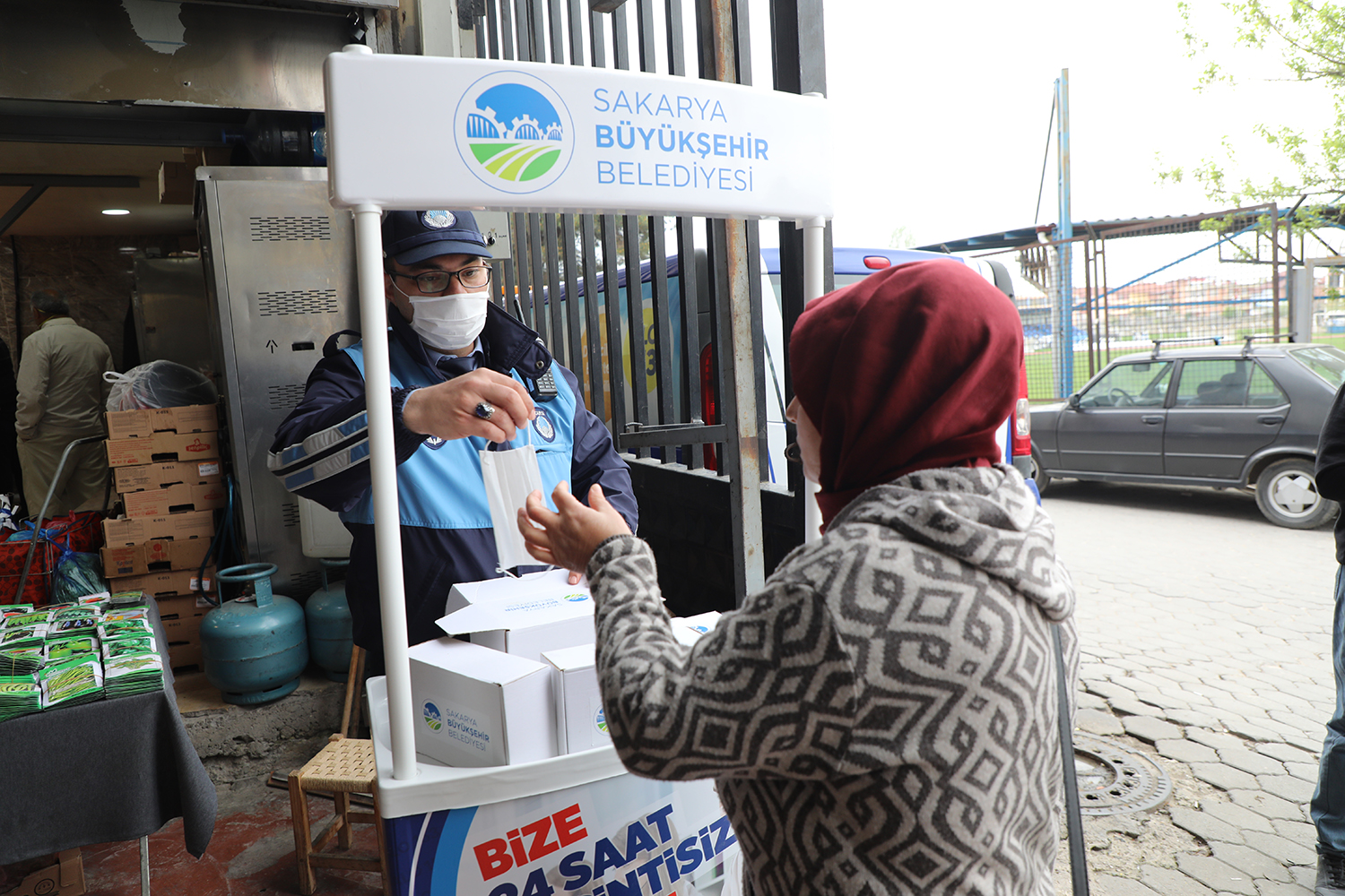 Hendek ve Ferizli ilçelerinde maske dağıtımı sürüyor	