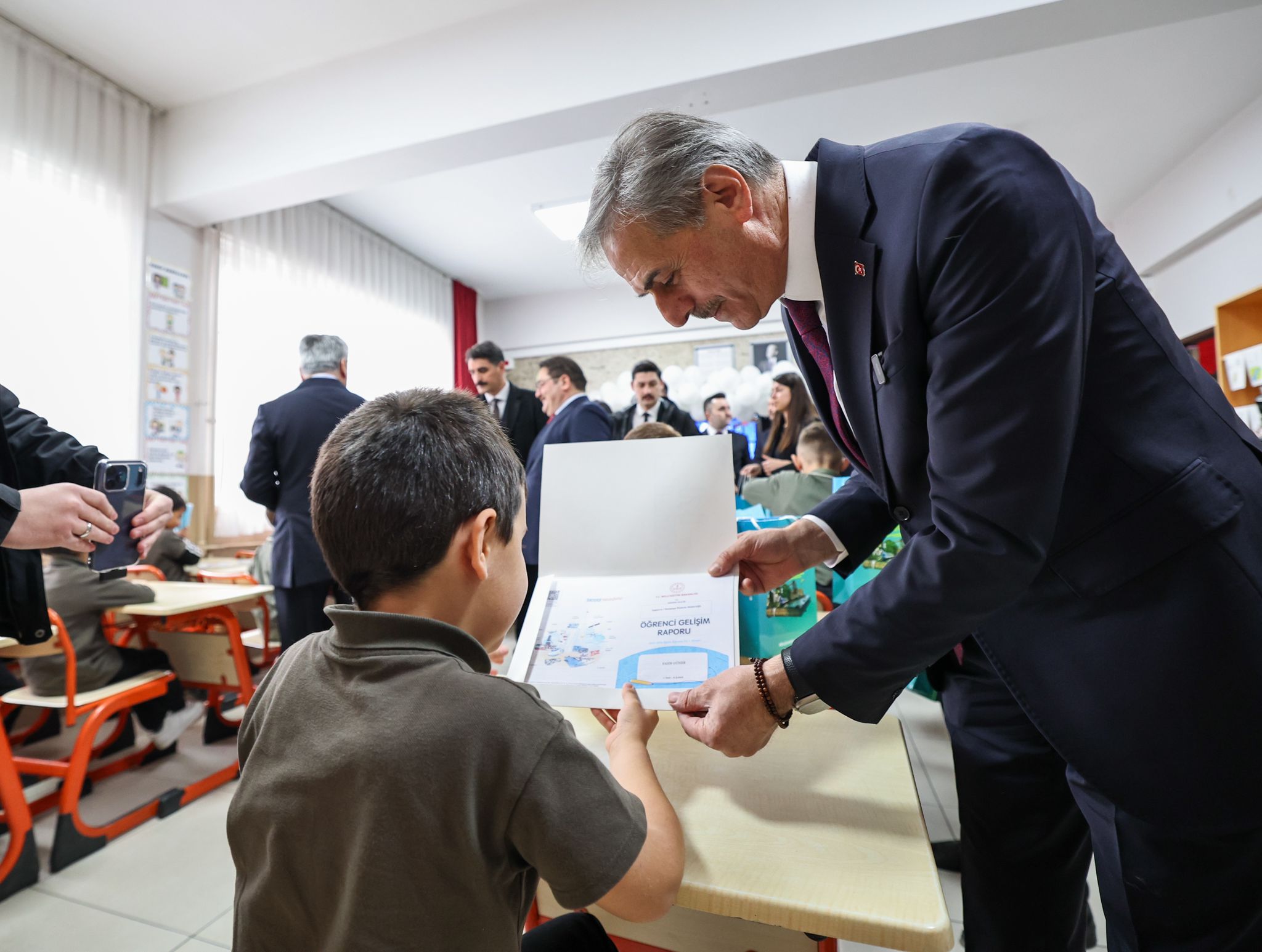 Yusuf Alemdar çocukların karne sevincini paylaştı: “Geleceğe doğru attığınız her adımda yanınızda biz olacağız”