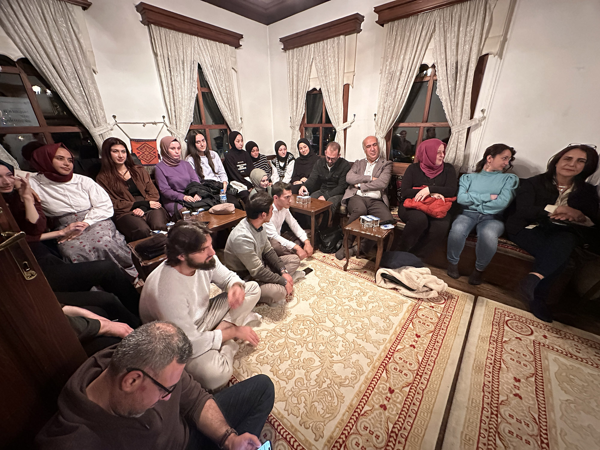 Tarihi konakta çay eşliğinde şiir dolu gece