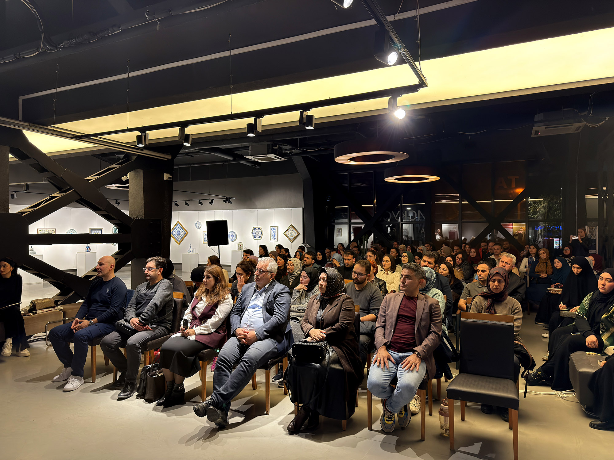 “Her yazar kendi sesini bulmalı ve sabırla yazmayı sürdürmelidir”