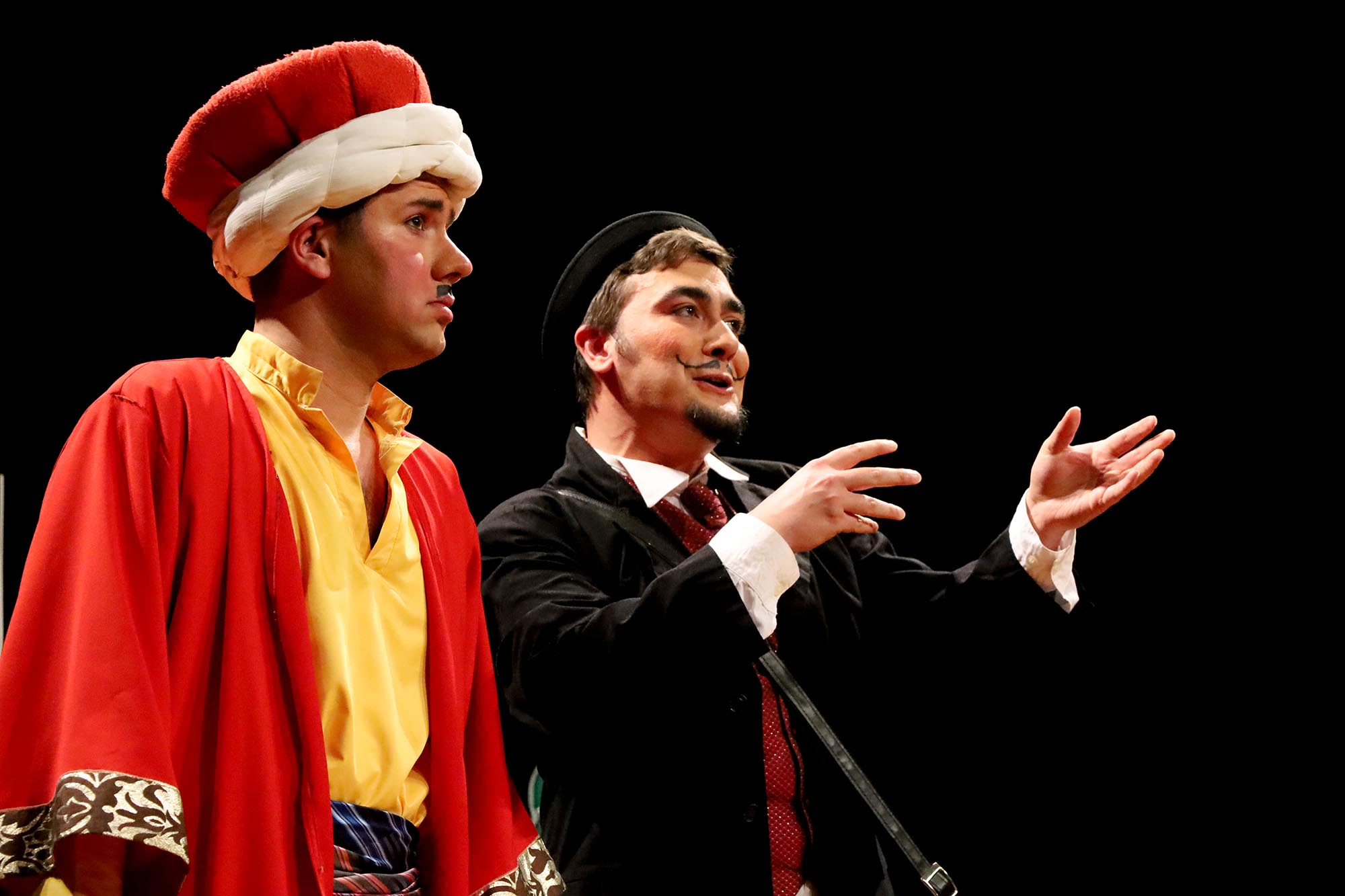 Genç tiyatrocuların sahnesi büyük beğeni topladı