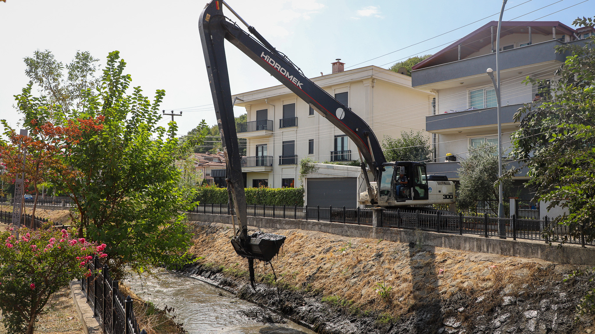 Çevre ve su sağlığı için dere ıslah çalışmaları devam ediyor