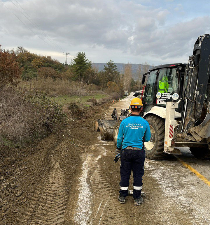 Büyükşehir Taraklı’da bin metrelik hattı sağlıklı içme suyu için yeniledi