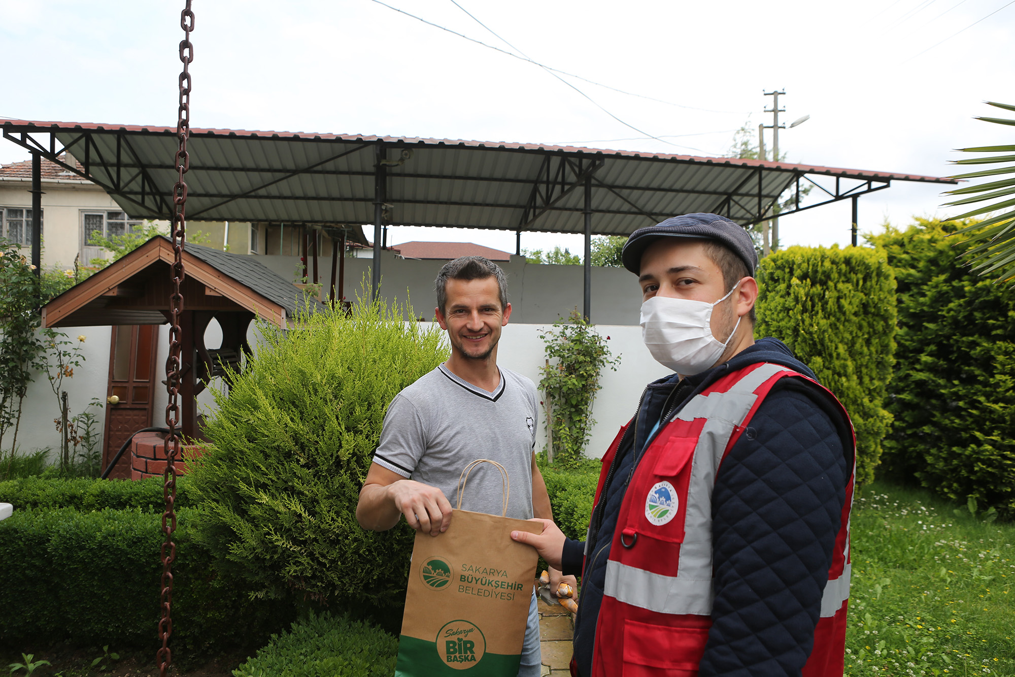 Ferizli’de hanelere maskeler ulaşmaya başladı