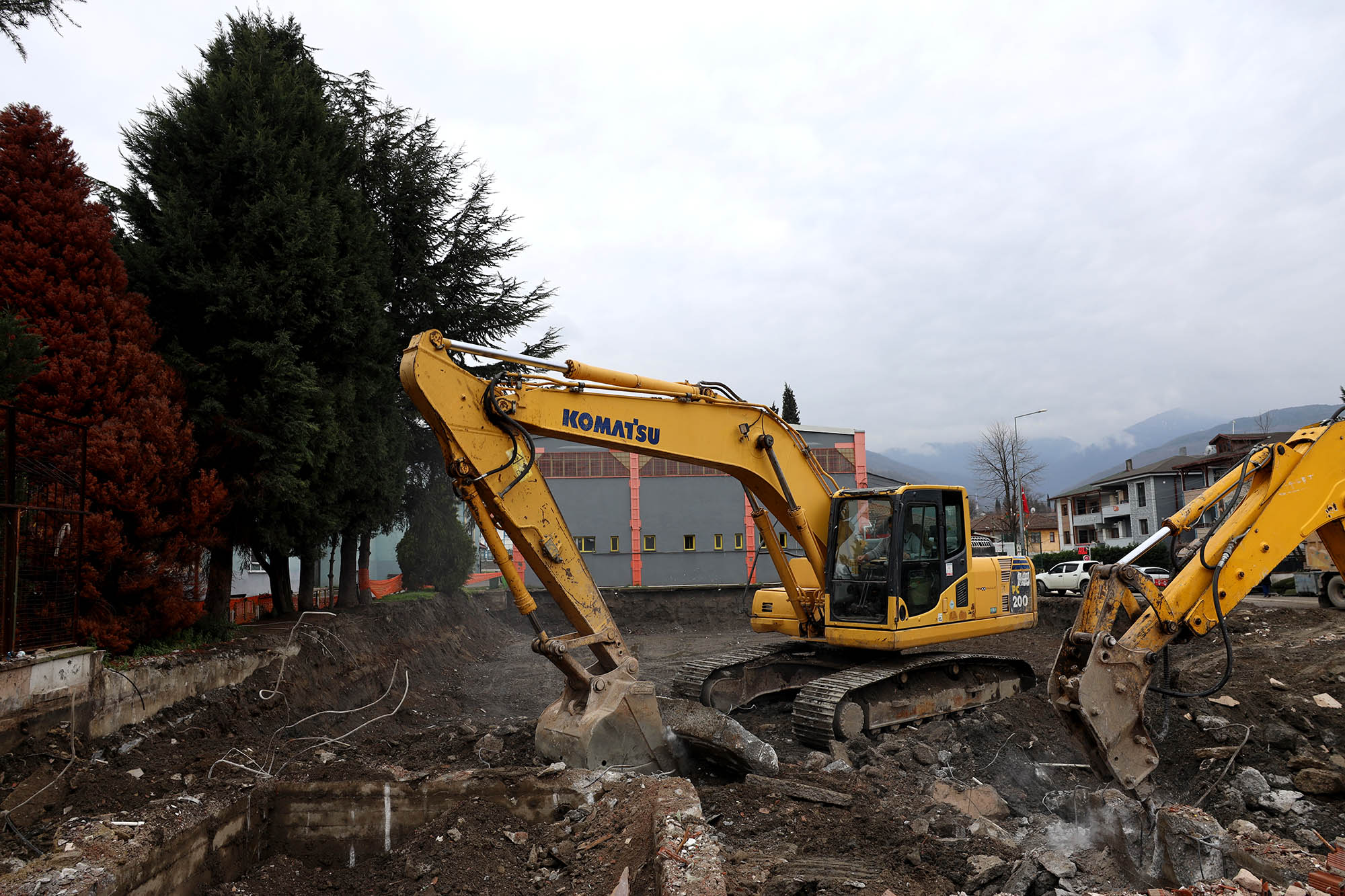 Gençlerin buluşma noktası olacak Sapanca Spor Salonu’nda çalışmalar başladı