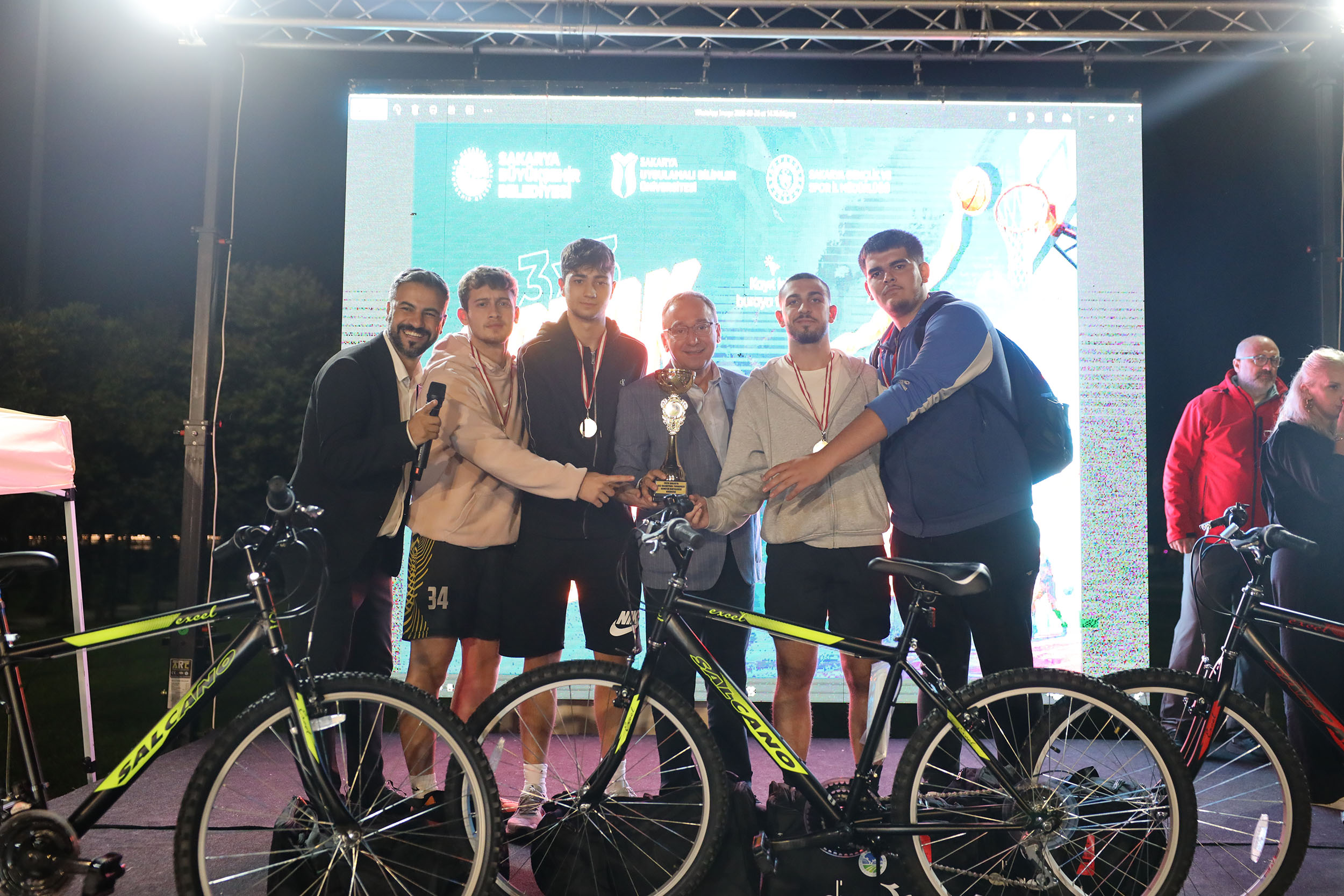 Aziz Duran Parkı’nda 3x3 sokak basketbolu şöleni: 250’den fazla sporcu parkede ter döktü