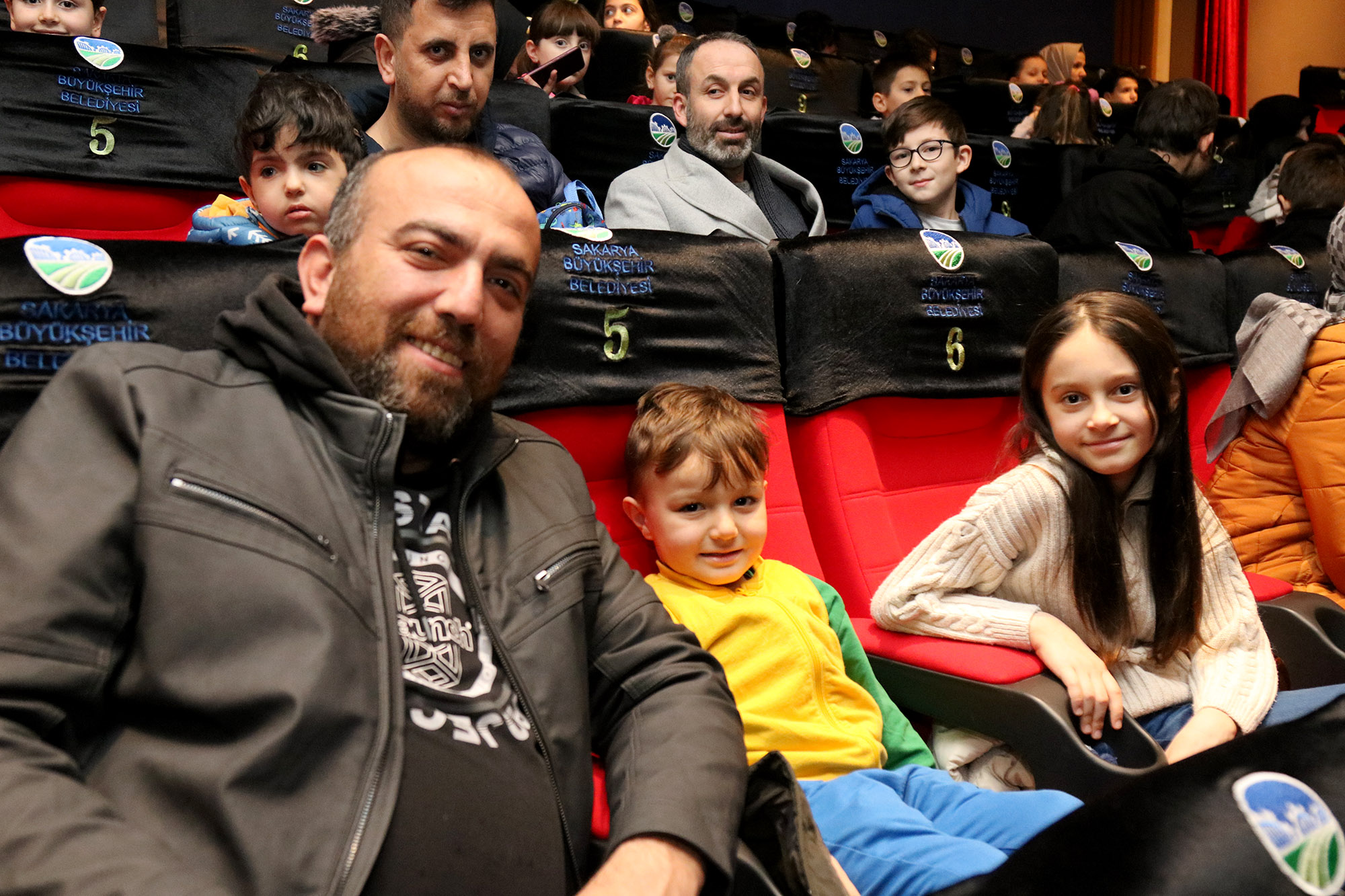 Ara tatile giren minikler ‘Hayvanlar Şehri’ni heyecanla izledi