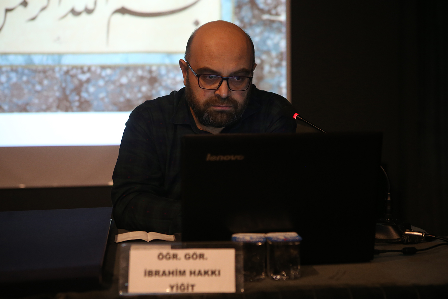 Mustafa Düzgünman Ebru sanatını öğrencilerine aşılamıştır