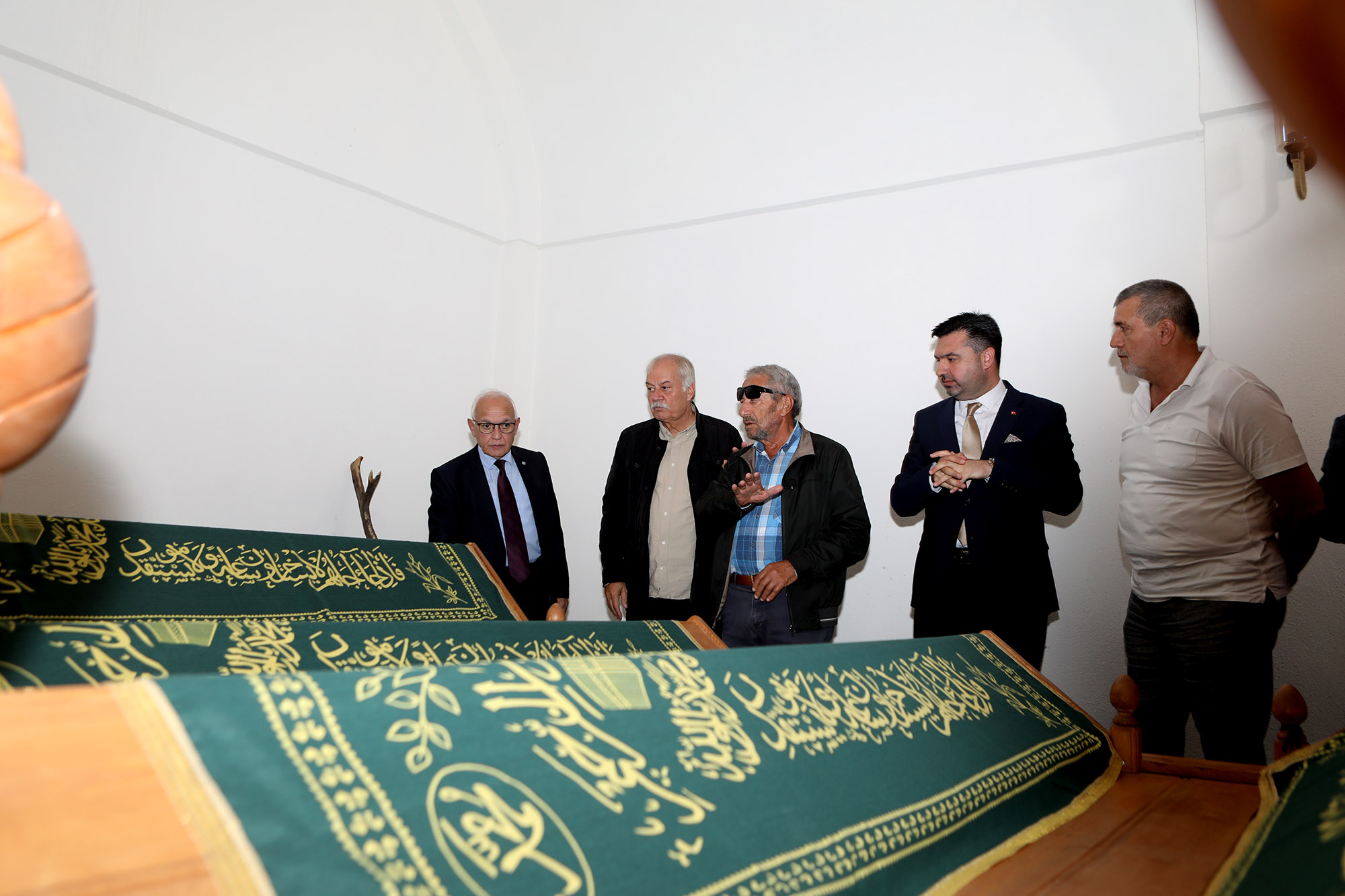 Prof. Dr. İsen türbe önünde anlattı: Pamukova’nın fethi ve Karaca Ahmet’in manevi hatırası