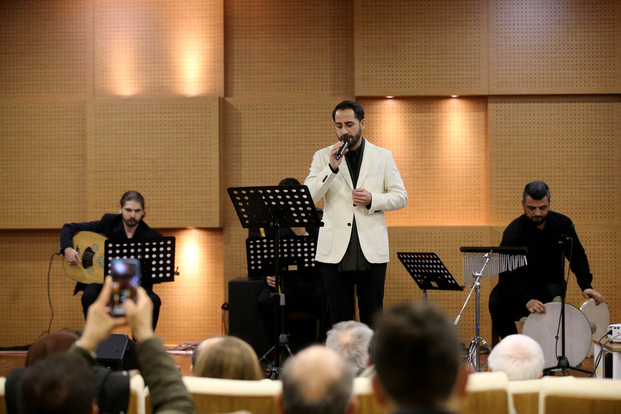 İz bırakan Mevlevi Nezih Uzel’ın hatırasını yaşatan gece: Tınılar arasında yolculuğa çıktılar