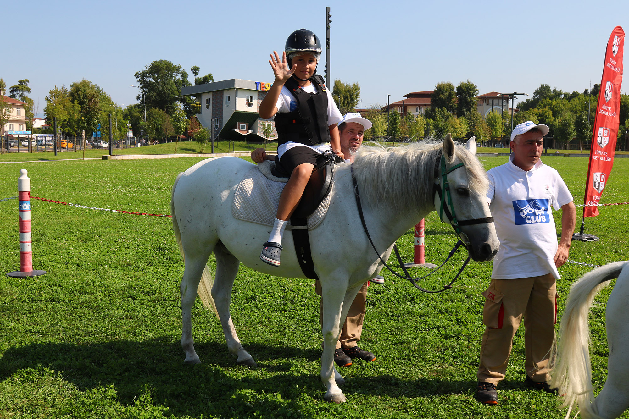 Çocuklar Millet Bahçesi’nde ‘pony’ atlarına bindi