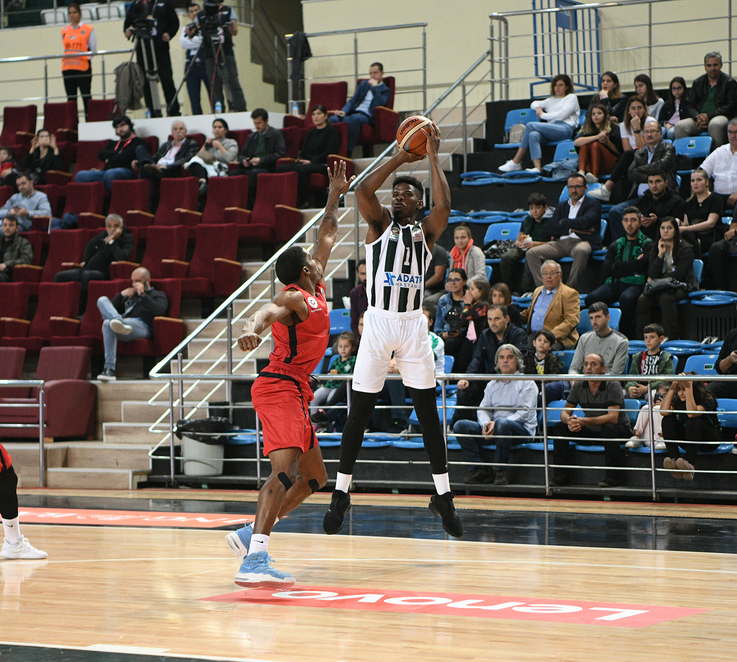 Büyükşehir Anadolu Efes’e konuk oluyor