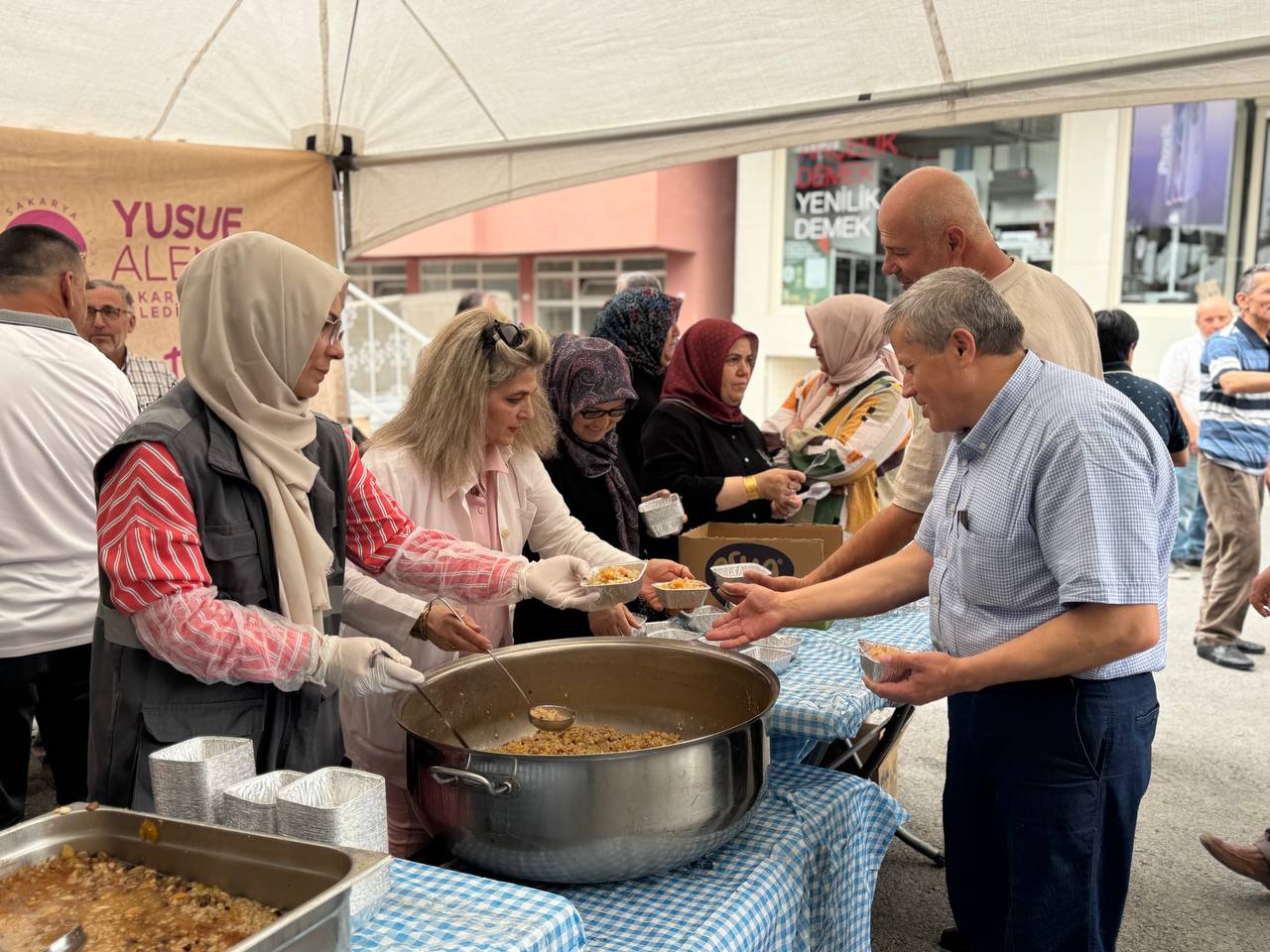 Binlerce kişi aşureyi tattı, hem diller hem de gönüller lezzet buldu